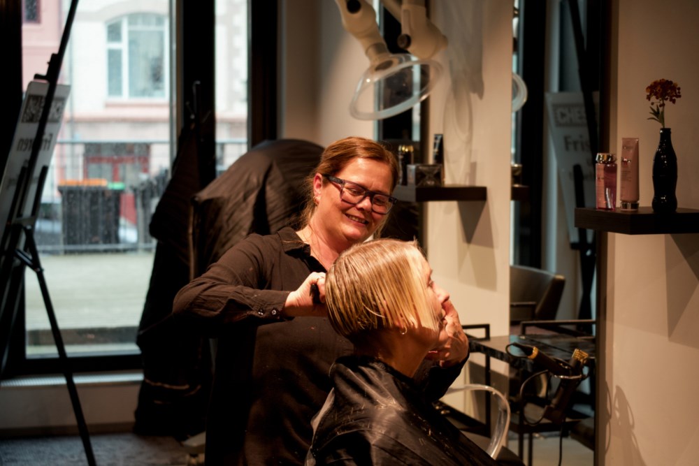 Frisør klipper kvinne