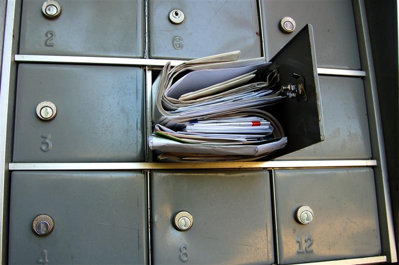 Dame slapper av og leser på mobilen.