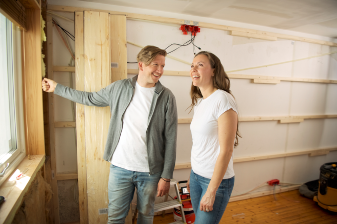 Smilende mann og dame - oppussing