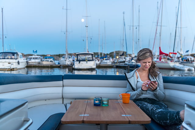 Dame ser på mobilen i båten