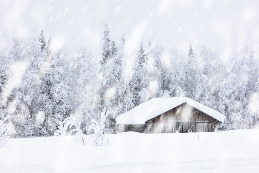 Hus med mye snø