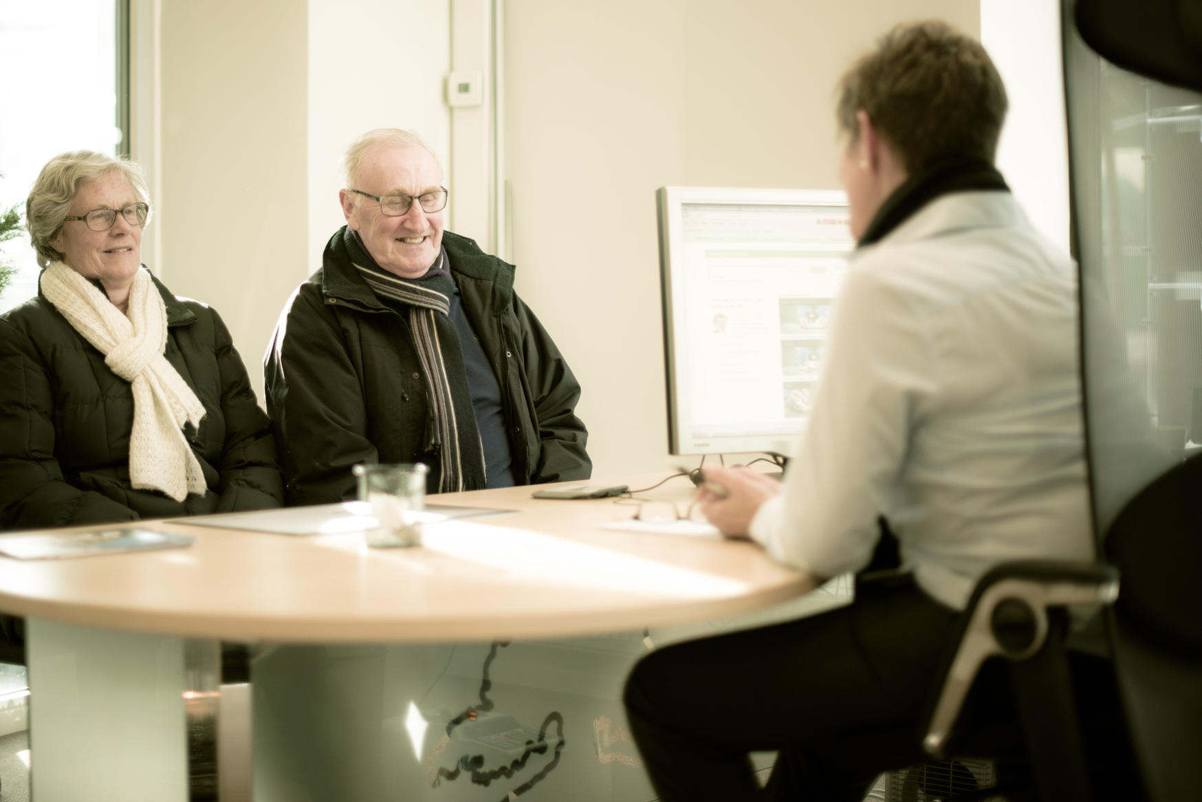 Rådgiver i møte med eldre par. foto